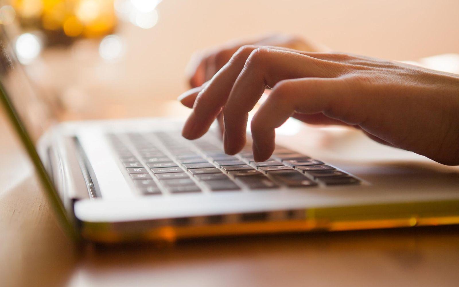 Symbolbild gefälschte Mails: Hände auf PC-Tastatur.