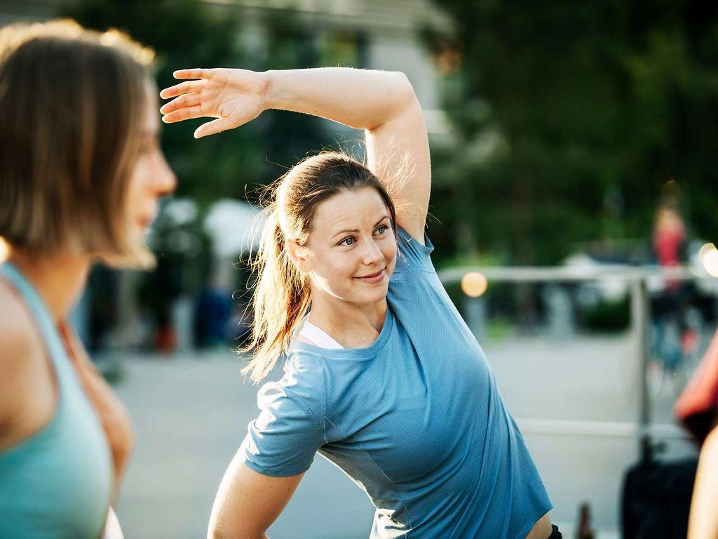 Waya-App: Frau macht draußen moderaten Sport.